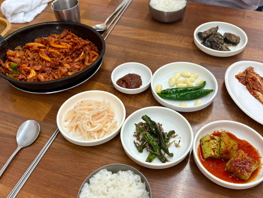 豚肉の炒め物とご飯、小皿のおかず