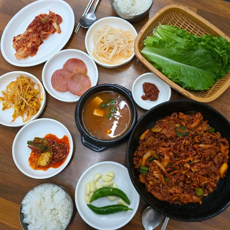 草梁プルベッ — 豚肉とご飯、小皿が並ぶ定食
