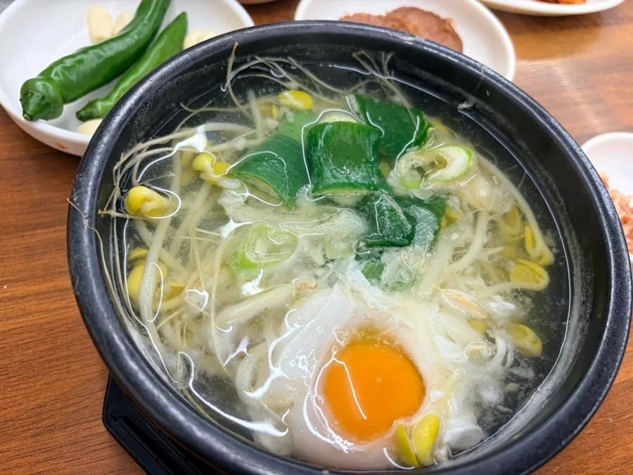 草梁プルベッ — 豆もやしと卵が入ったスープ