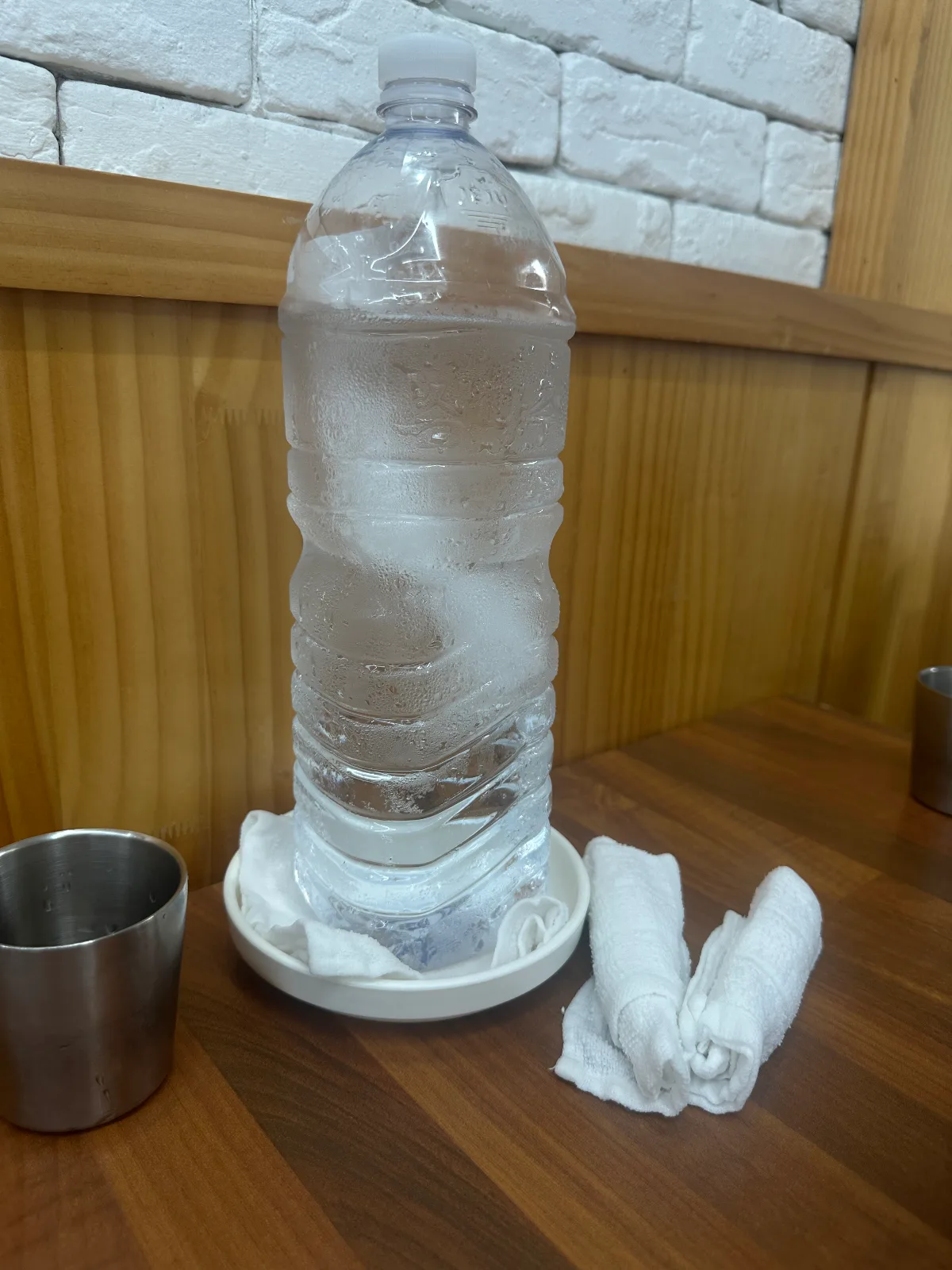 卓上の水ボトルとおしぼり