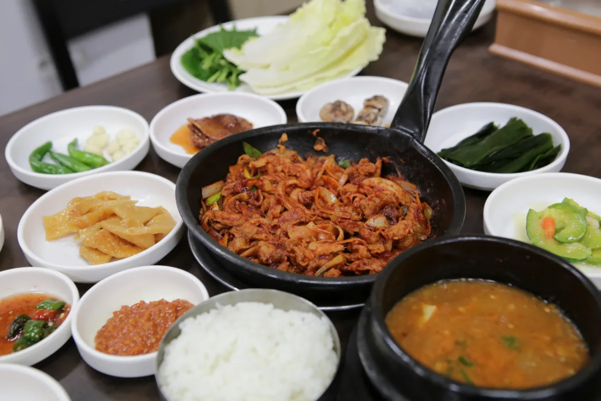 豚肉の炒め物とチゲ、ご飯の食卓