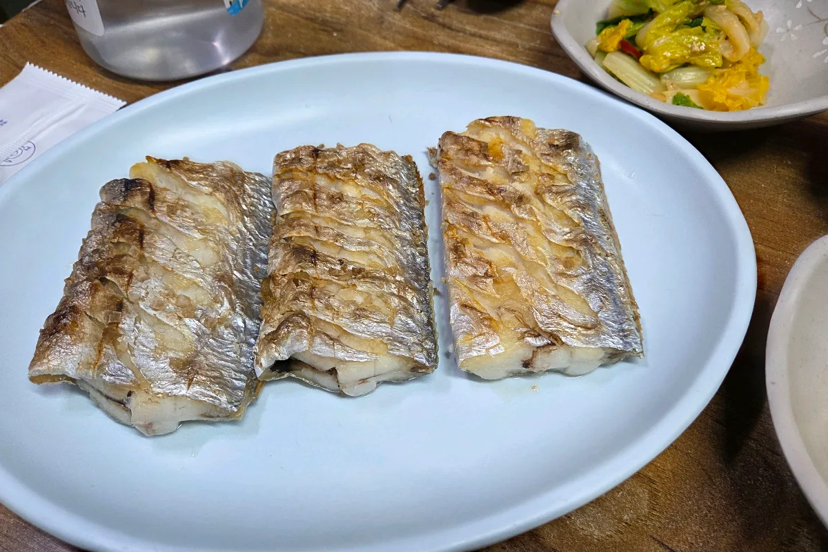 皿に並ぶ三切れのタチウオの塩焼き