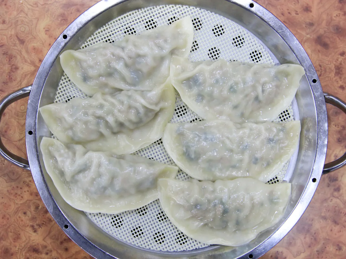 春夏秋冬ミルミョン 西面本店 — 蒸し器に並ぶ六つの餃子