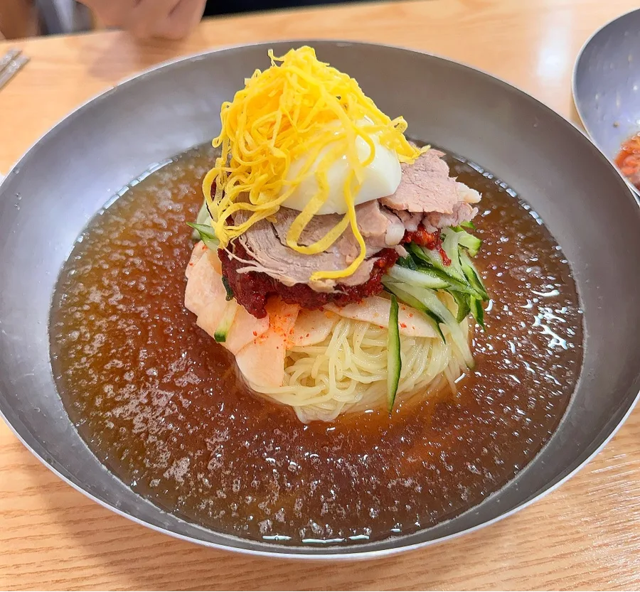 春夏秋冬ミルミョン 西面本店 — 肉と錦糸卵を重ねた冷たい麺