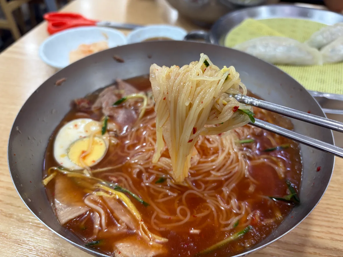 赤いスープから箸で持ち上げた麺