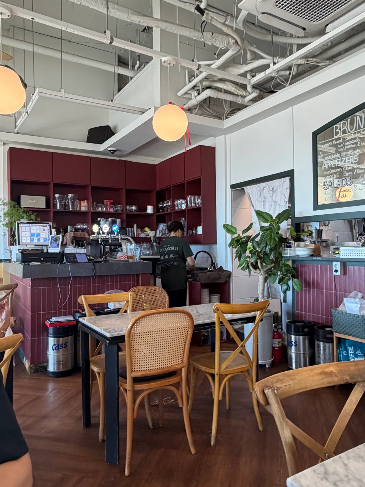COCO PLATO — 木製の椅子が並ぶ店内