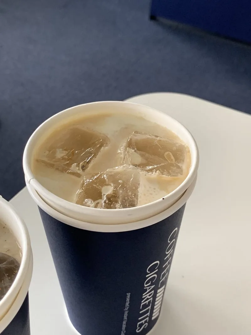 COFFEE AND CIGARETTES — 青いカップに入ったアイスラテ