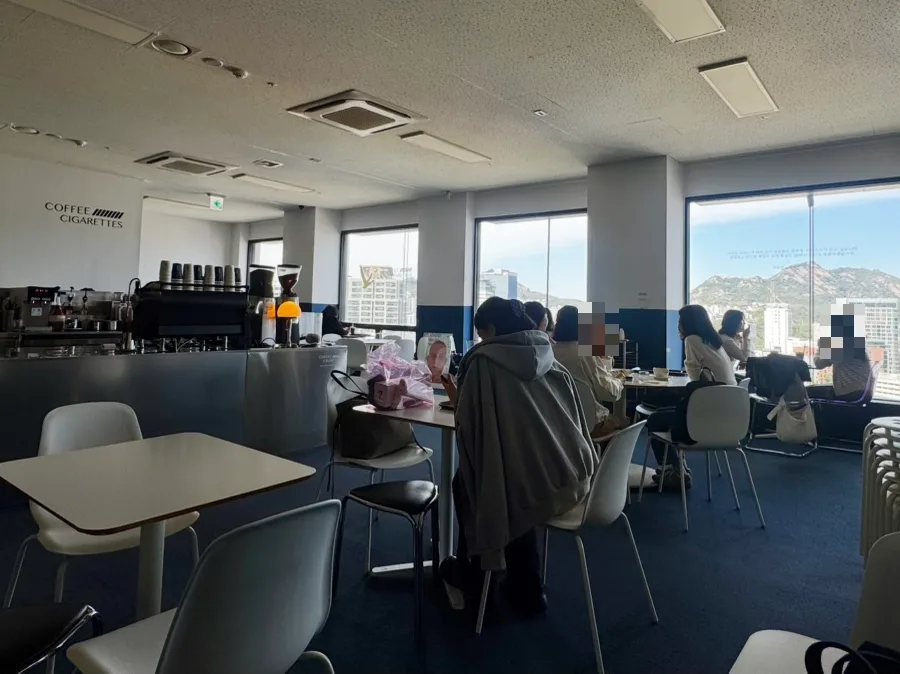 白い椅子と青い床のカフェ