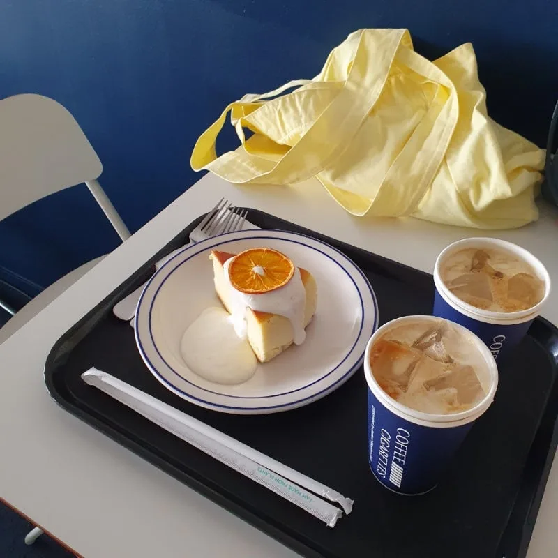 クリームがかかったケーキとラテ