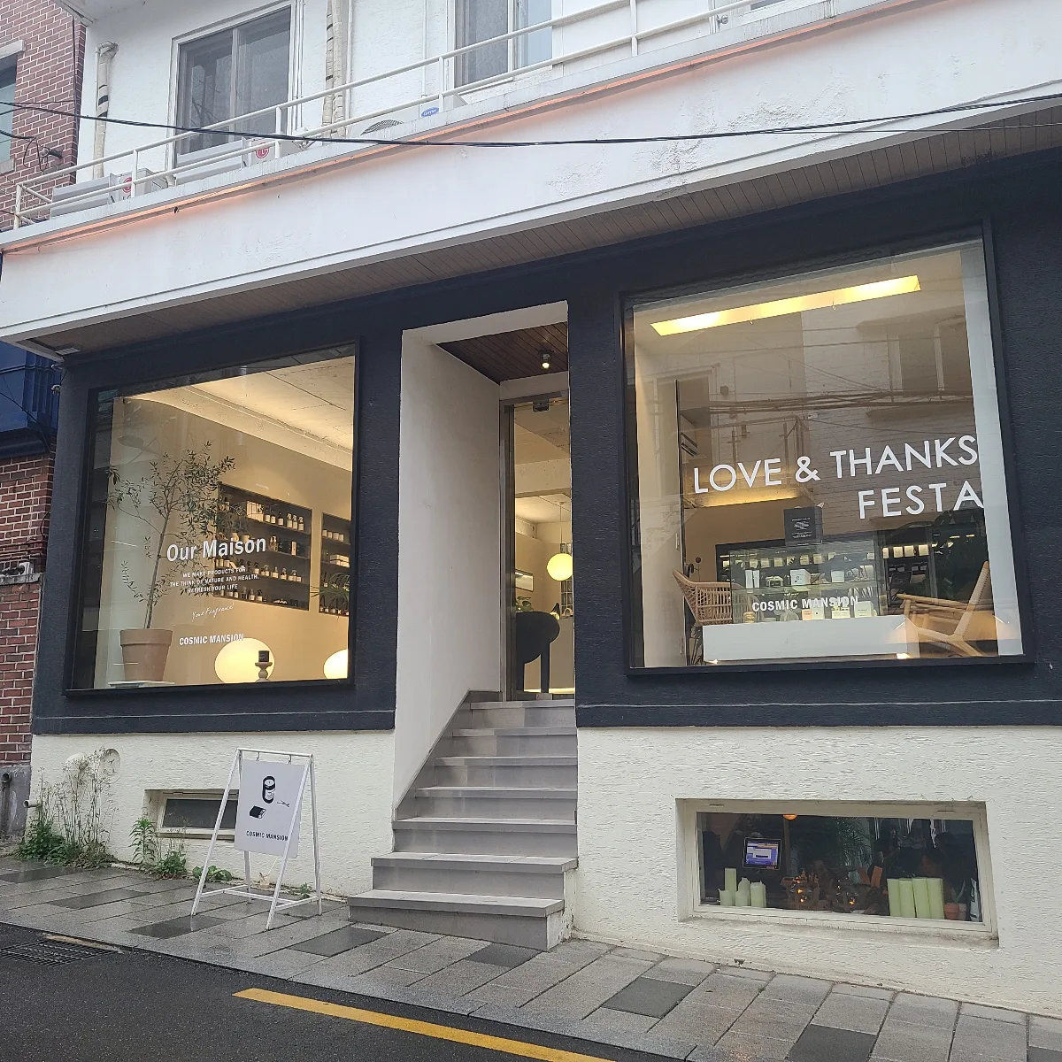 COSMIC MANSION 漢南店 — 大きな窓と階段のある入口