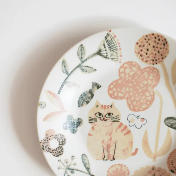猫の絵と花を描いた陶器の皿