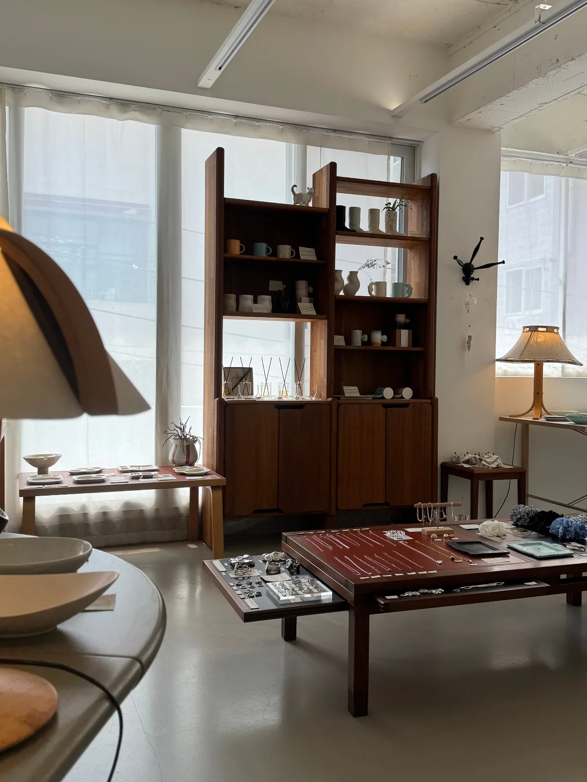 COSYMOSY 釜山店 — 木製棚とアクセサリーの展示台