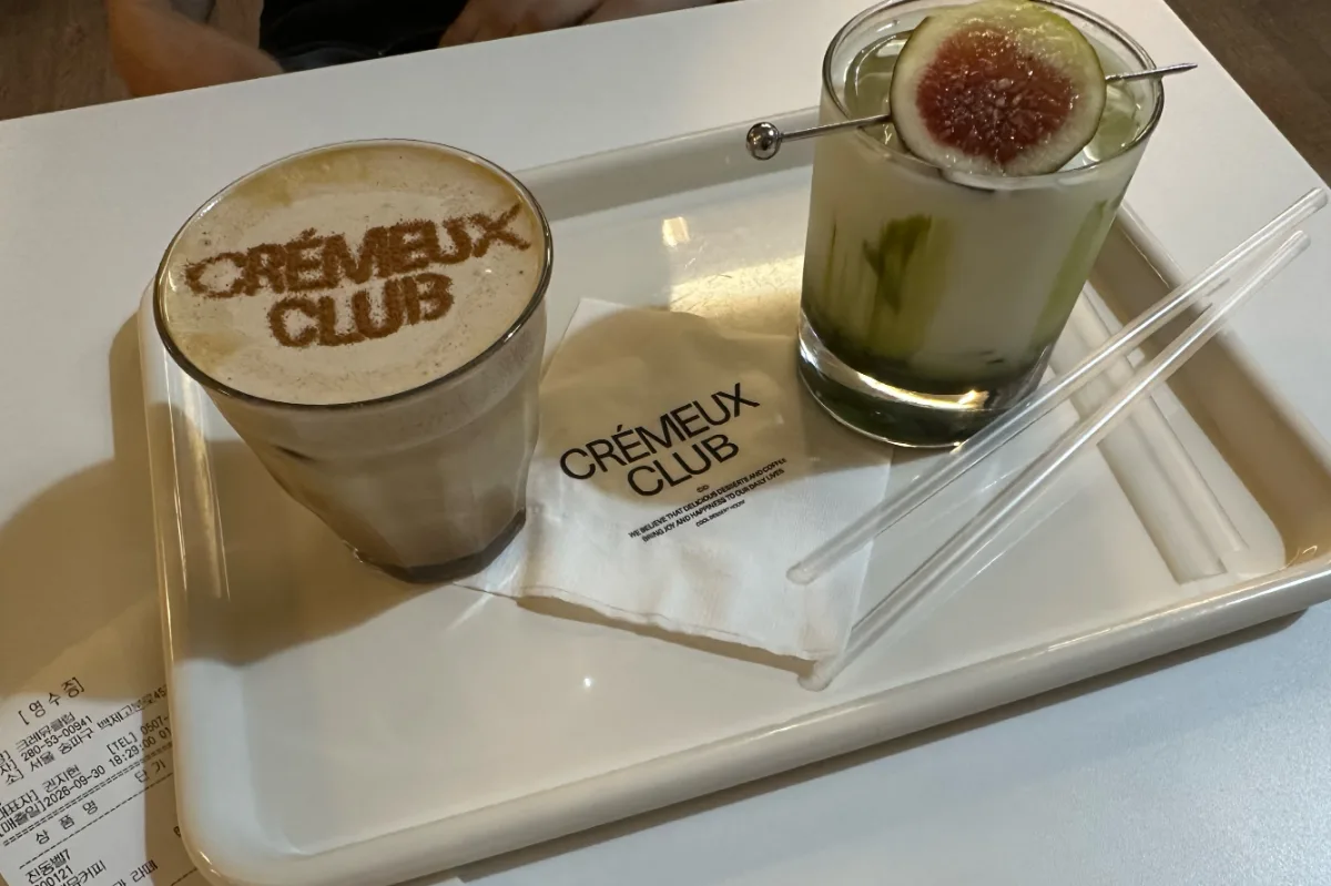 CRÉMEUX CLUB — いちじくを添えた緑色のドリンク