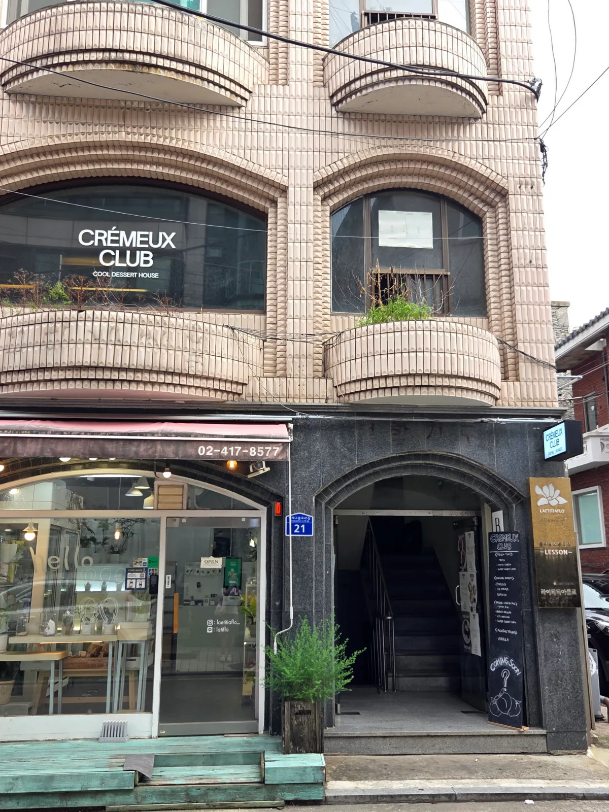 CRÉMEUX CLUB — アーチ窓に店名が見える建物