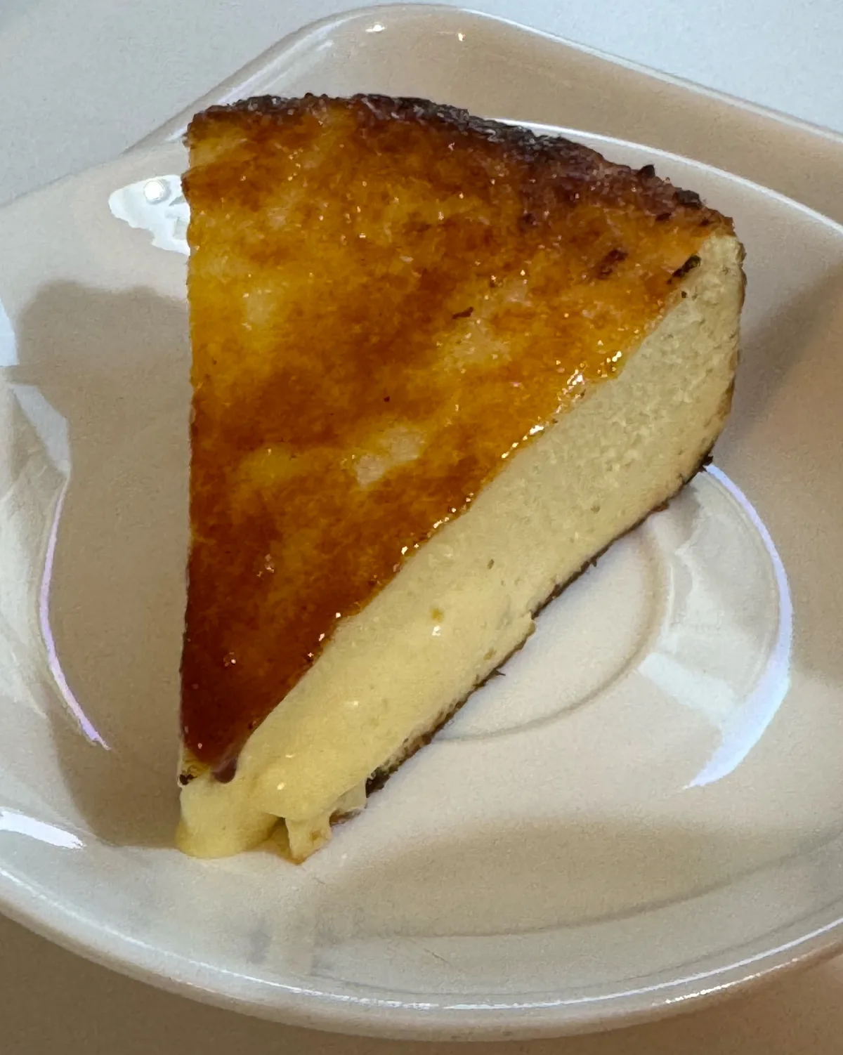表面をキャラメリゼしたバスクチーズケーキ