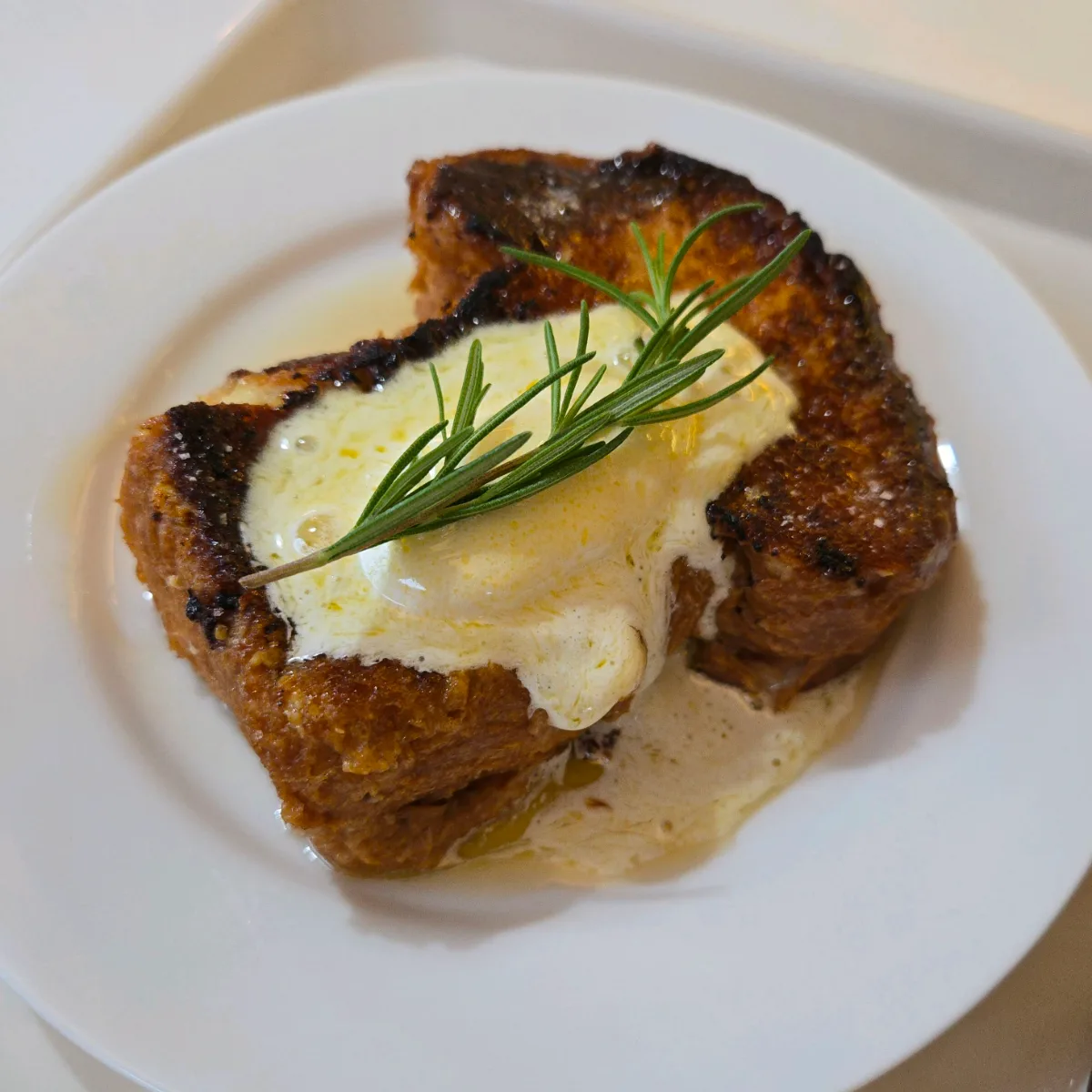 バターとローズマリーをのせたフレンチトースト