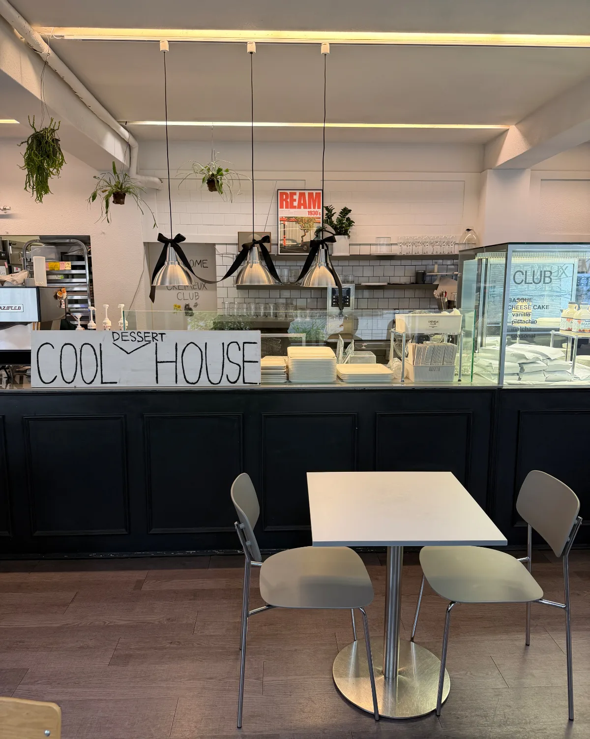 CRÉMEUX CLUB — 「COOL DESSERT HOUSE」の看板があるカウンター