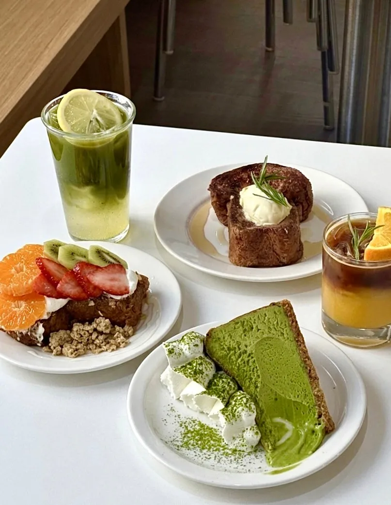 抹茶色のケーキとフルーツ