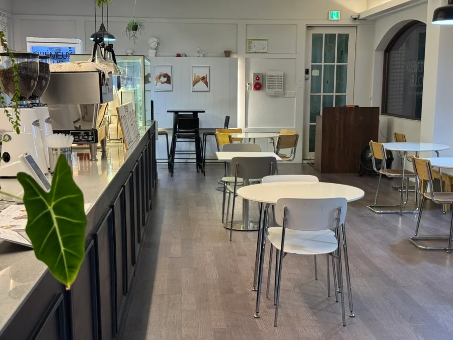 CRÉMEUX CLUB — 白い丸テーブルが並ぶ店内