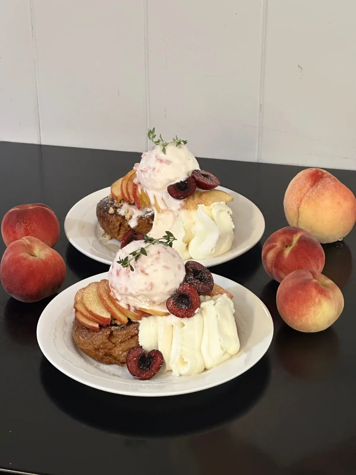 CRÉMEUX CLUB — 桃とアイスクリームをのせたフレンチトースト