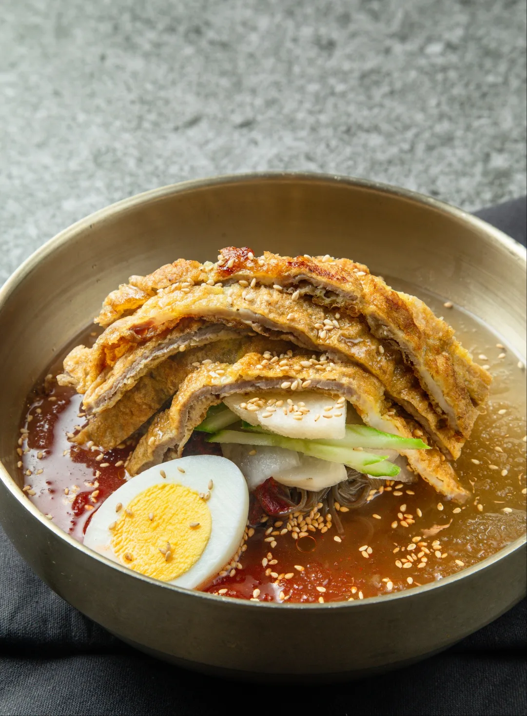 肉のチヂミと卵をのせた冷麺