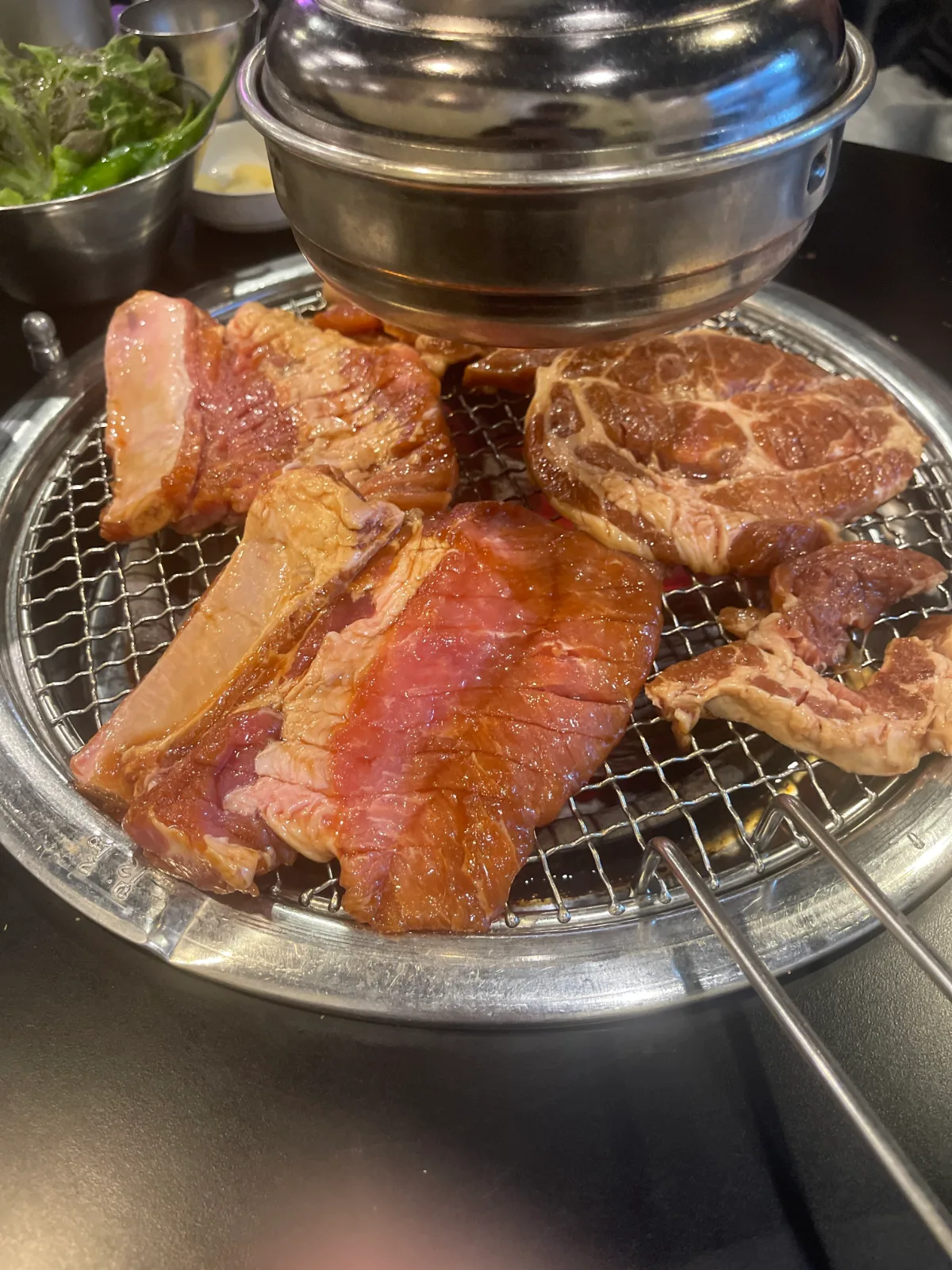 網の上で焼く厚切りの肉