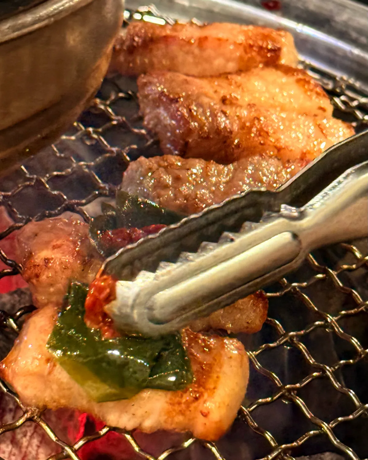 青菜と肉を焼く網の上