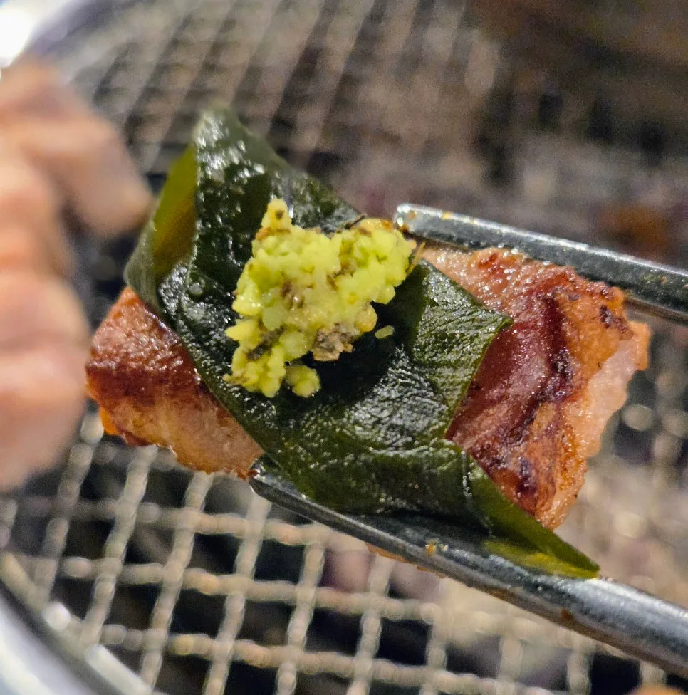 ミョンイナムルの漬物とわさびをのせた焼き肉