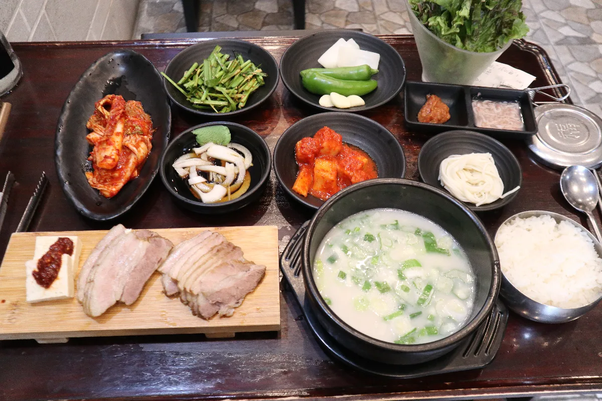 大建名家テジクッパ — ゆで豚とクッパの食卓