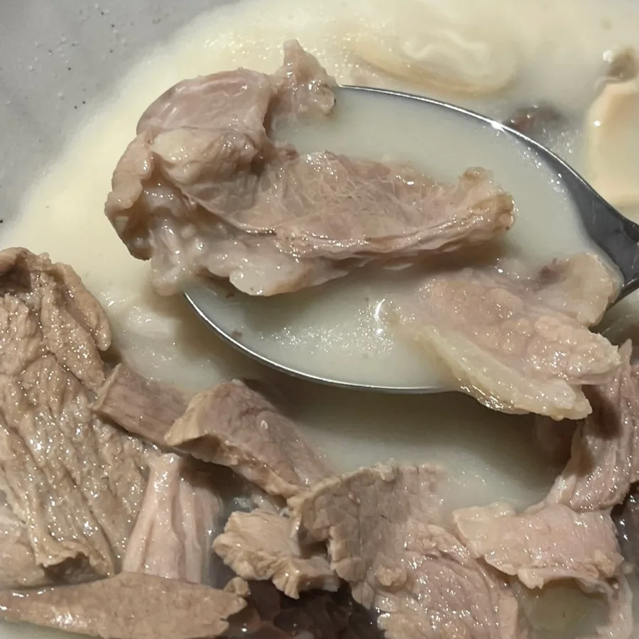 白濁スープと豚肉の薄切り