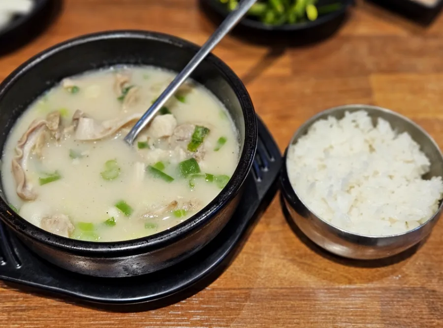 クッパに添えられた白いご飯
