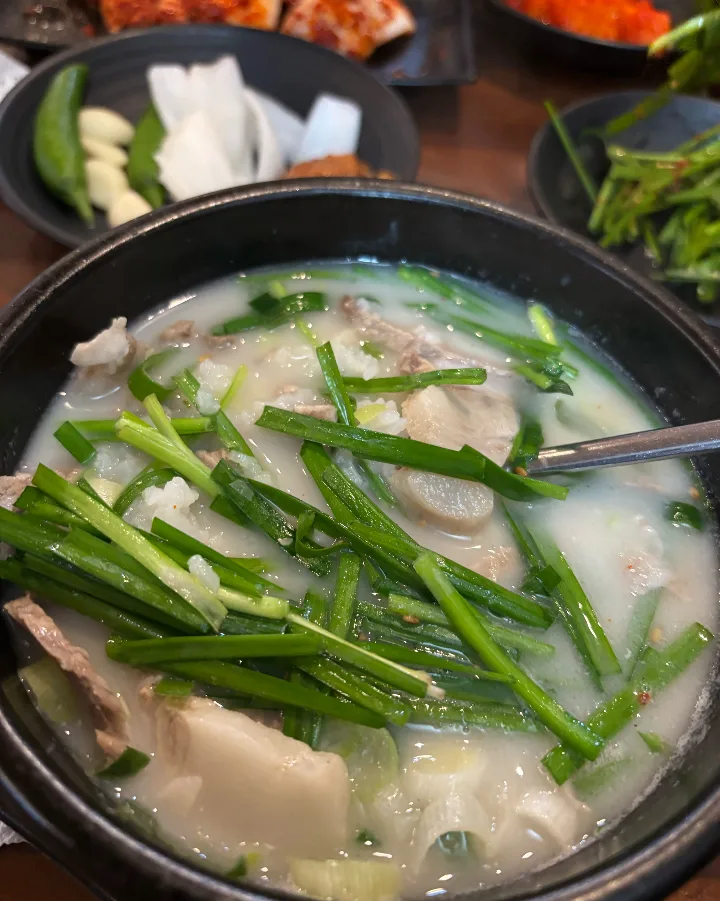 豚肉とモツのクッパ