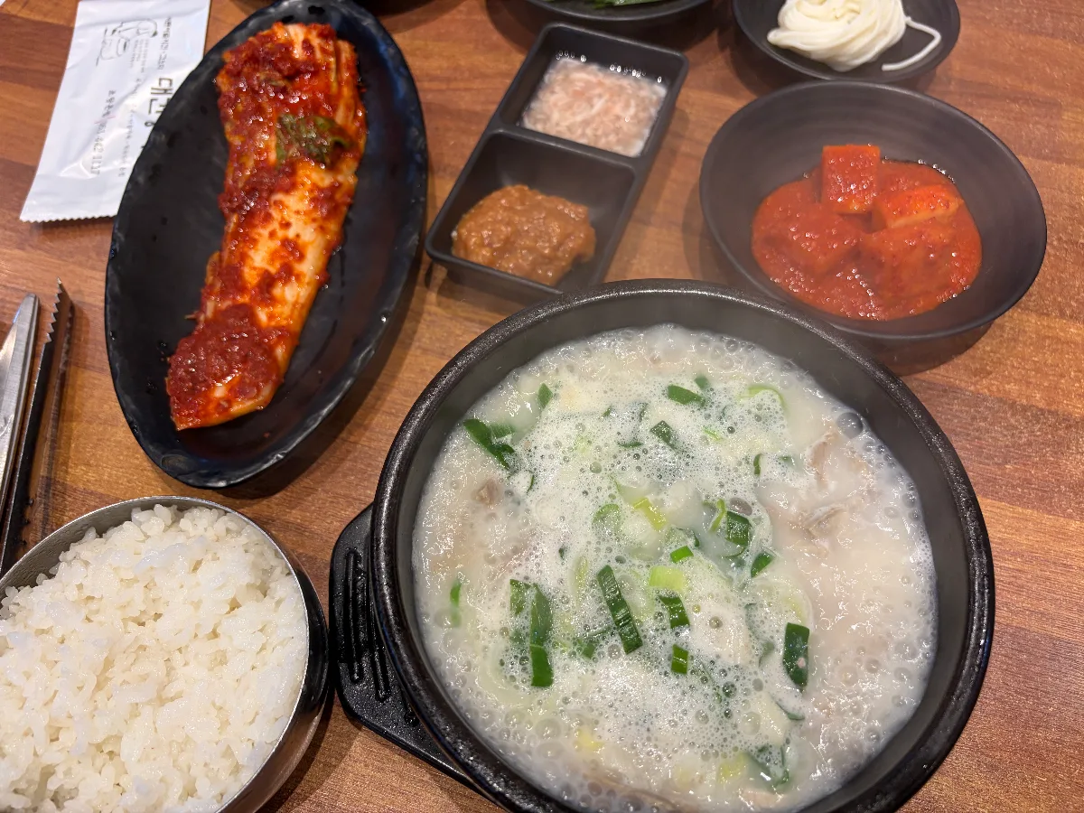 クッパとご飯、二種のキムチ