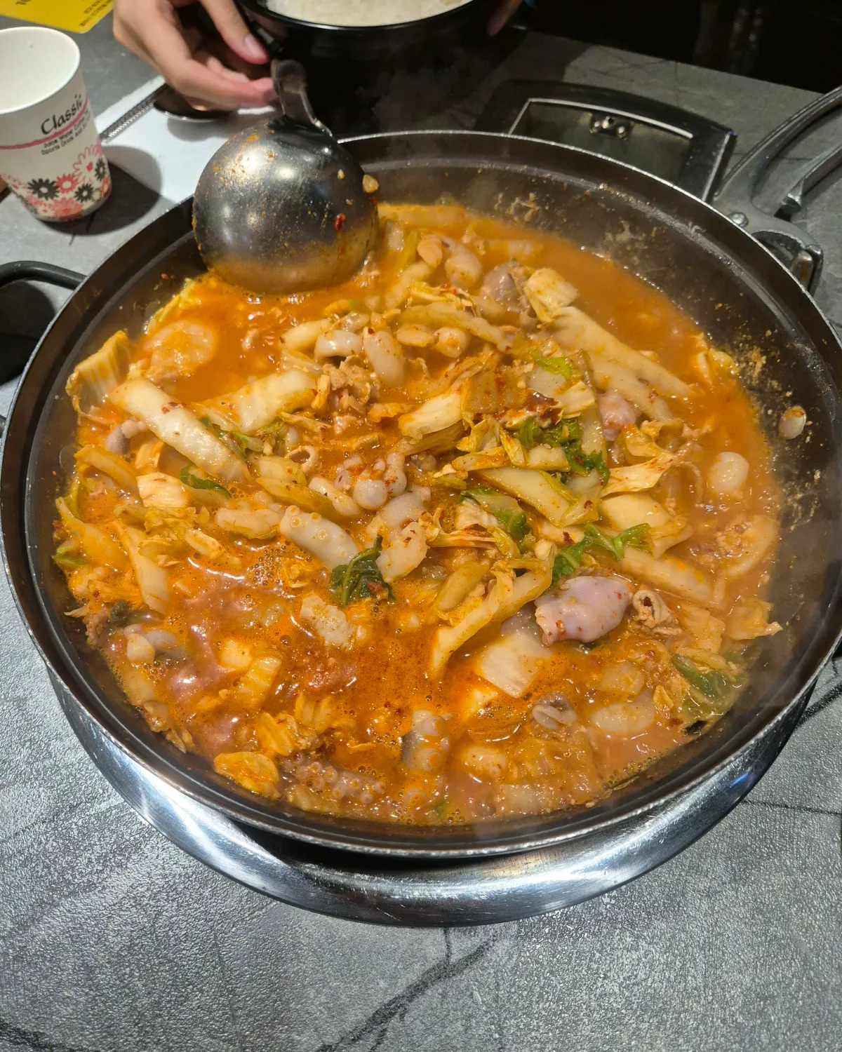 具材が煮えるナッコプセの鍋