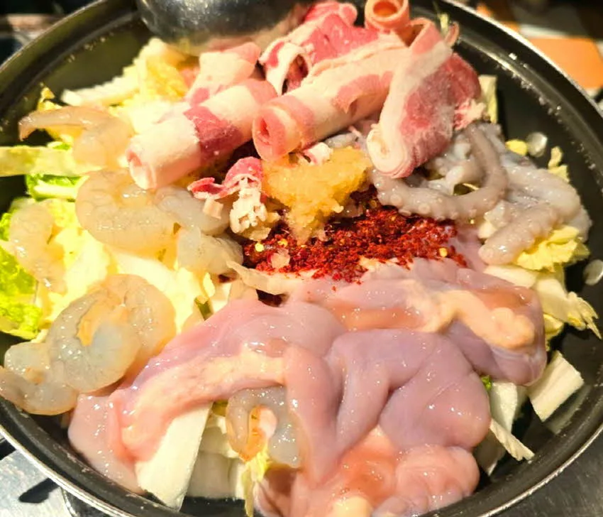 鍋に盛られたタコとエビ