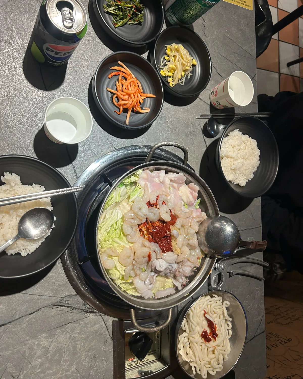 大星食堂 — 鍋とご飯、麺、数種のおかず