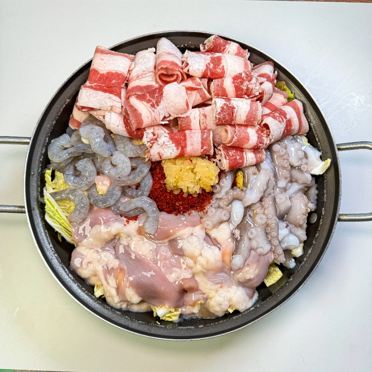 大星食堂 — 肉と海鮮を並べた調理前の鍋