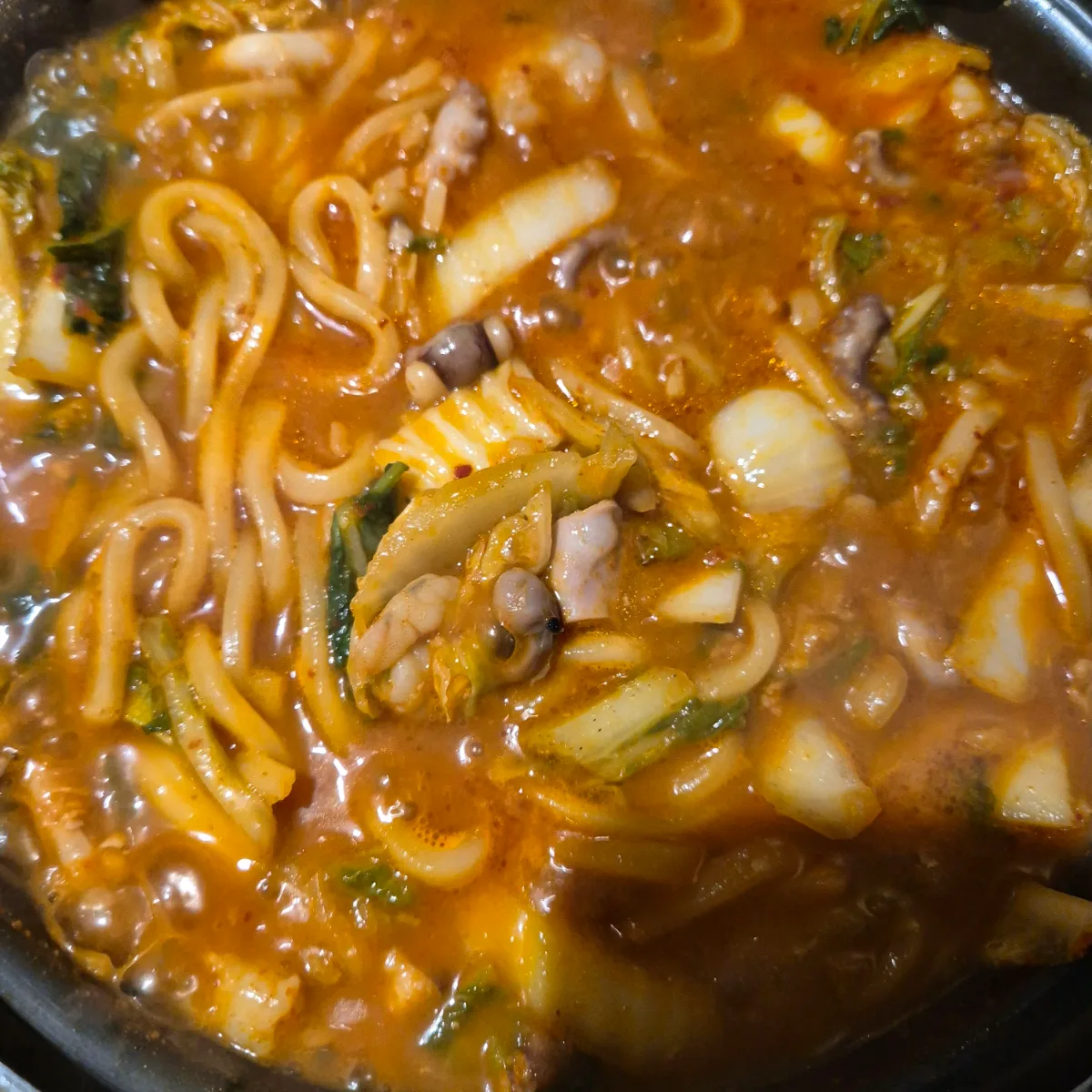 鍋で煮込まれた麺とナッコプセ