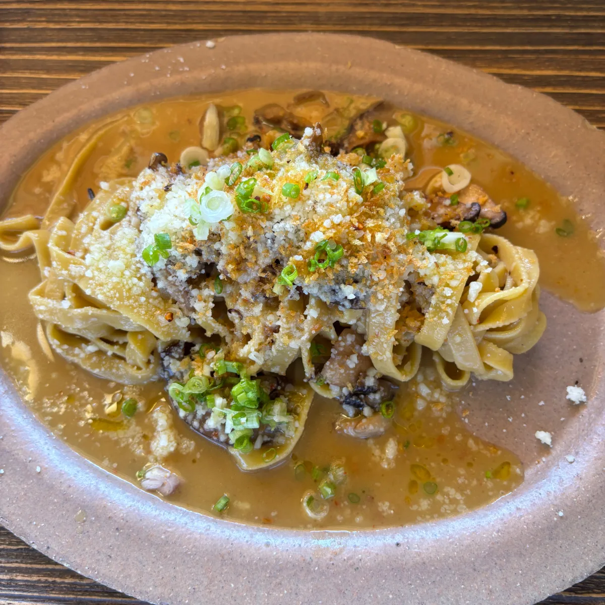きのこをのせた平打ちパスタ