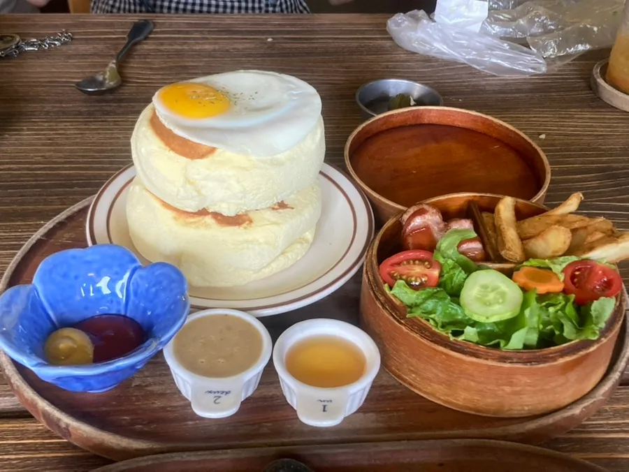 DANG DANG — 目玉焼きとサラダを添えたスフレ