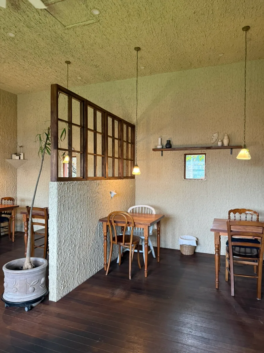 DANG DANG — 木のテーブルが並ぶ店内