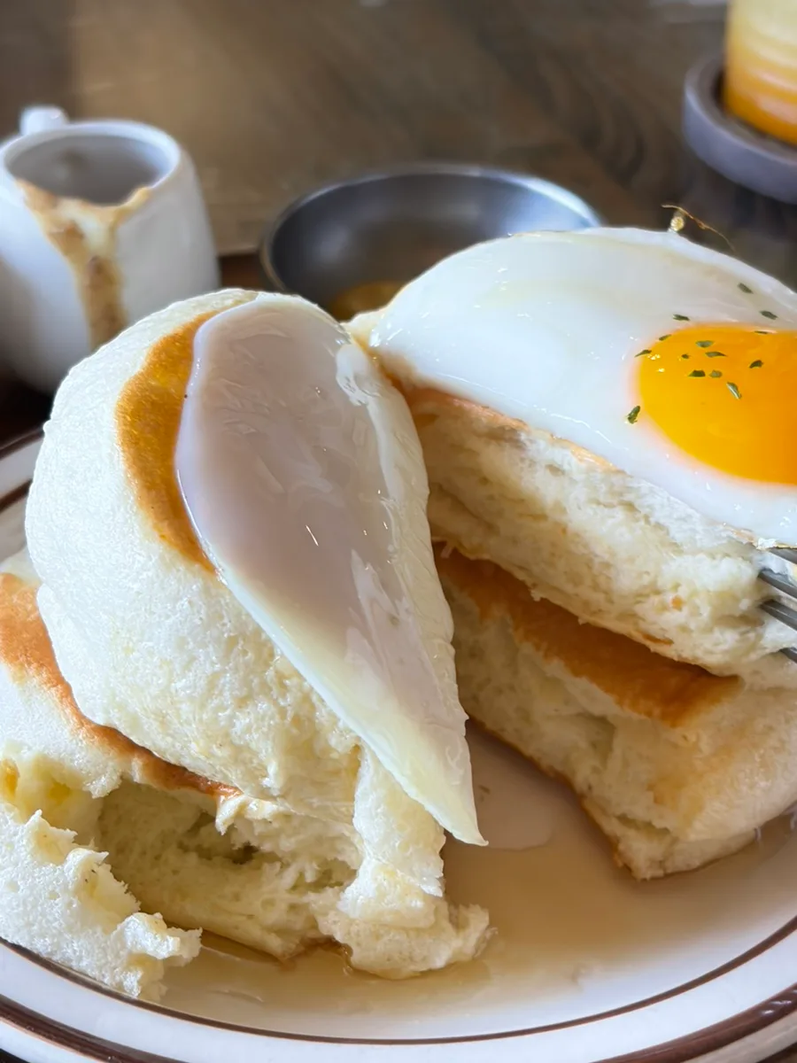 ナイフを入れたブランチスフレと目玉焼き