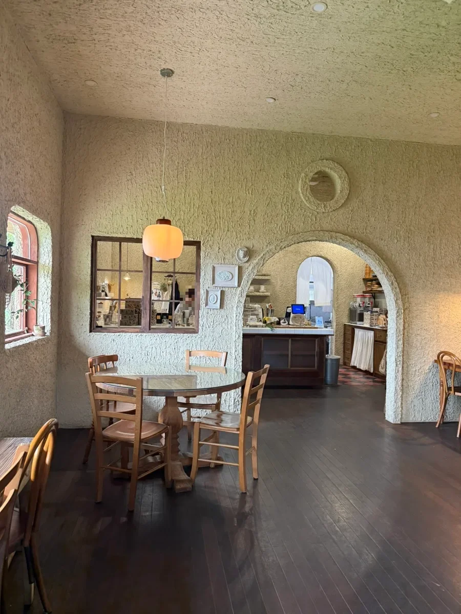 DANG DANG — 丸テーブルとアーチのある店内
