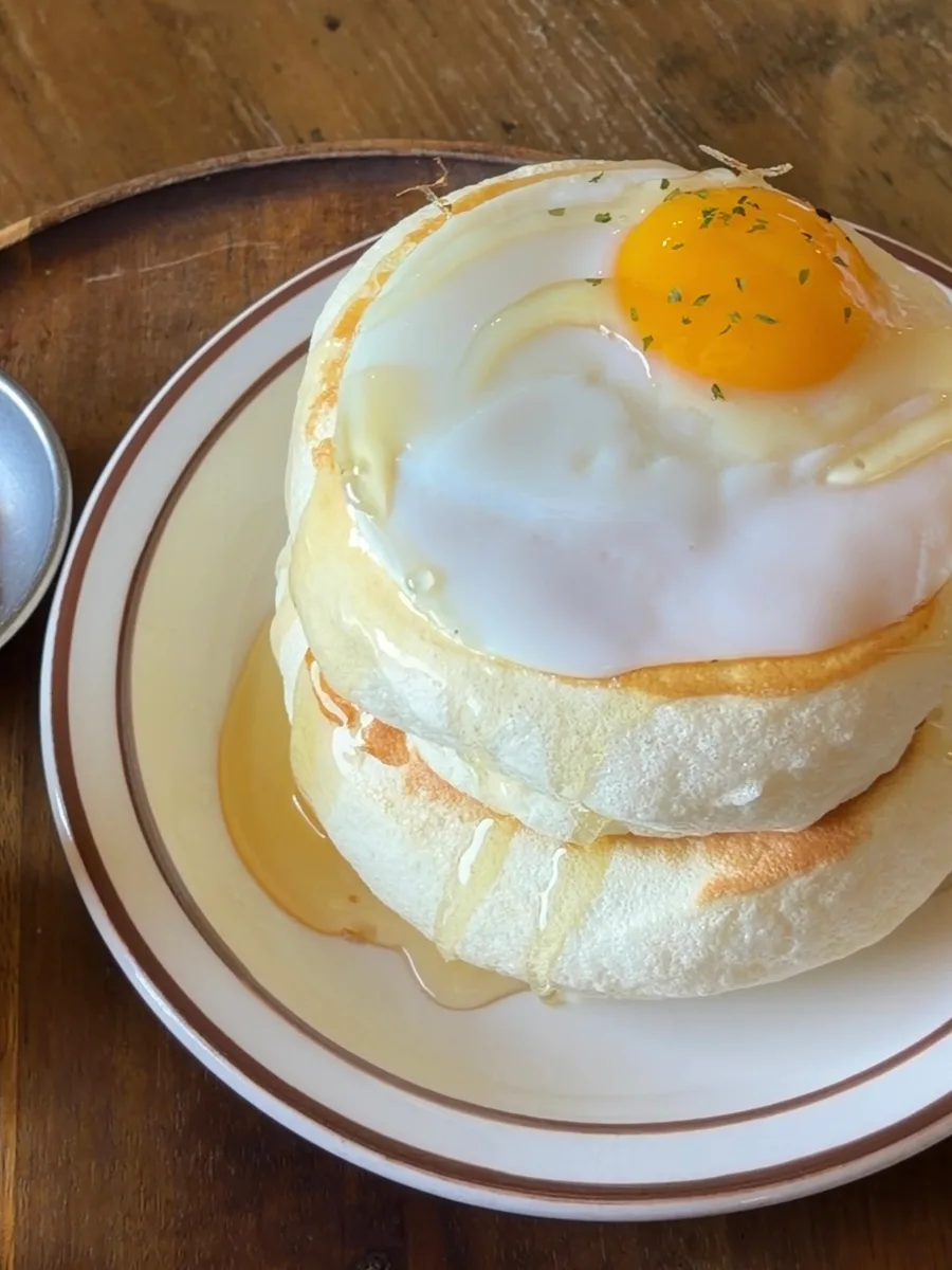 DANG DANG — 目玉焼きをのせて重ねたスフレ