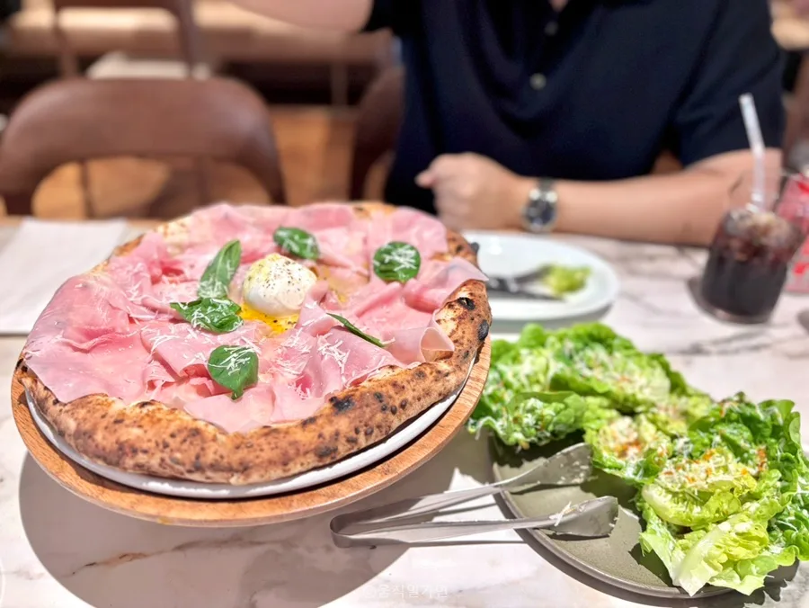 ダロベ 聖水店 — ピザと葉野菜のサラダ