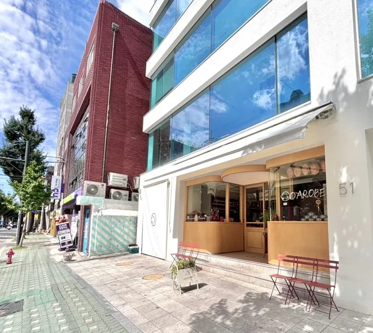 「51」の番地が見える店の外観