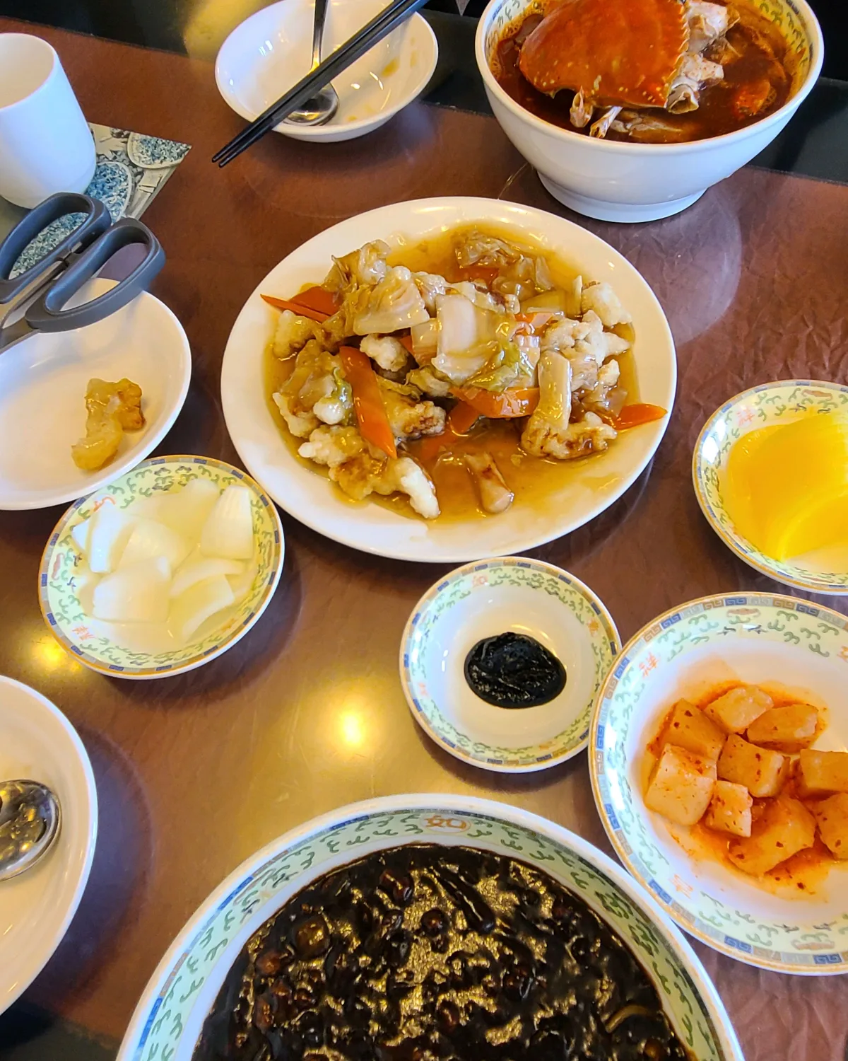 徳盛園 中文洞店 — 中華の麺とタンスユクが並ぶ食卓