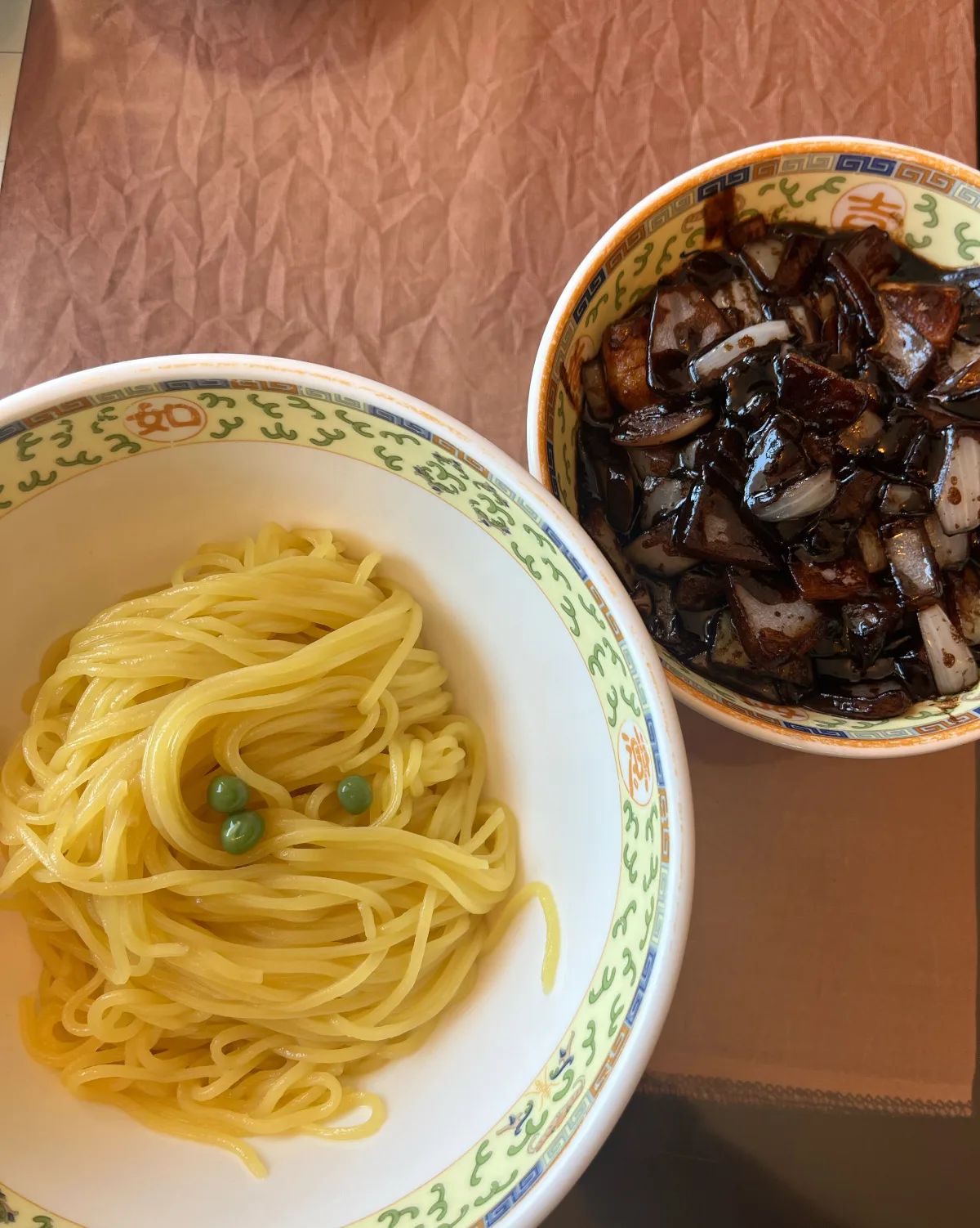 麺と別鉢の黒いたれ