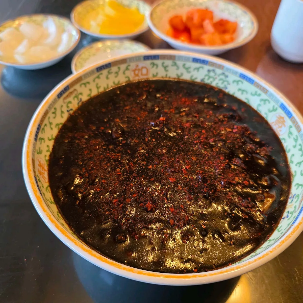 黒いたれが麺を覆うチャジャンミョン