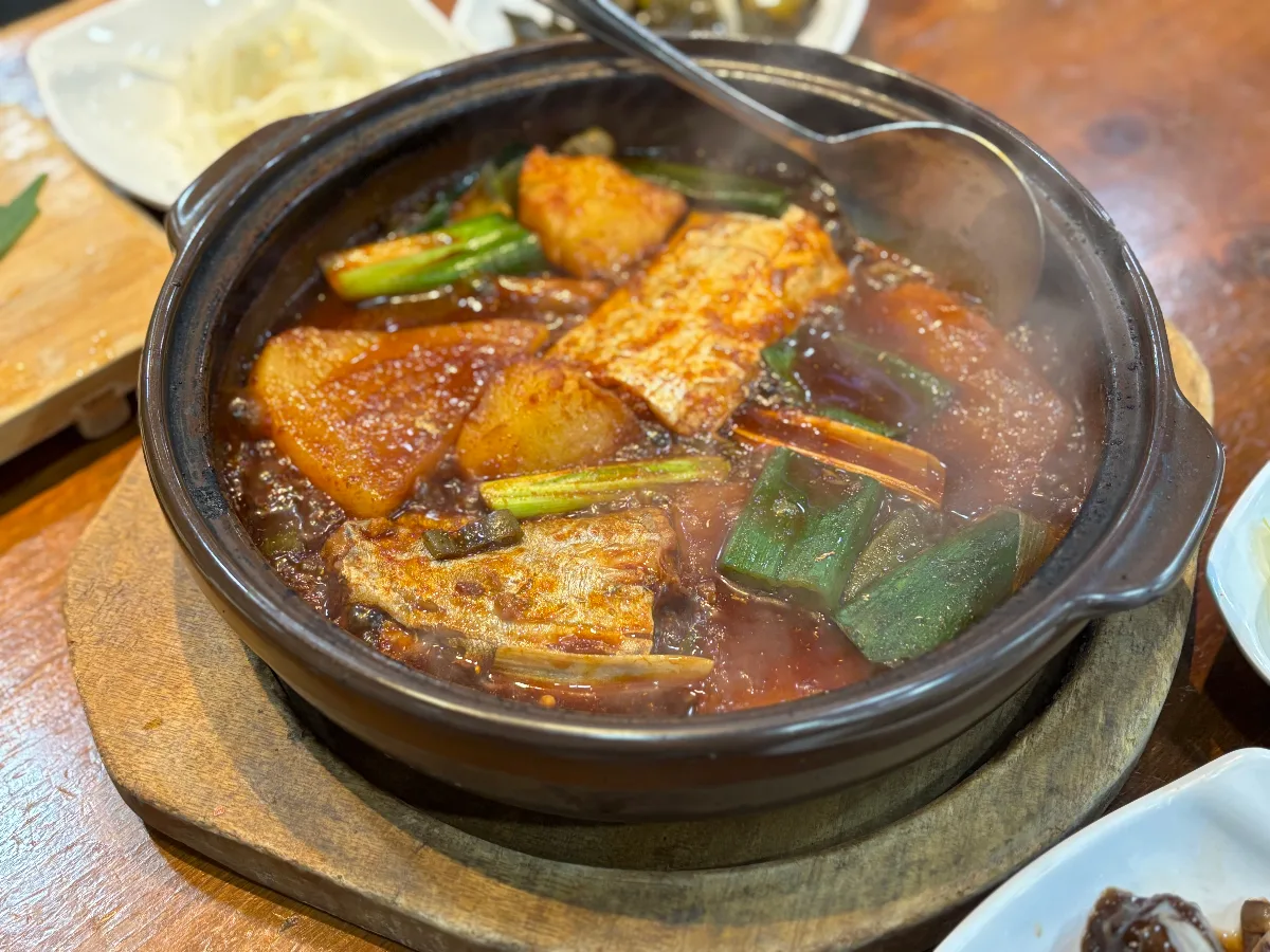 大根やねぎと煮込んだ太刀魚
